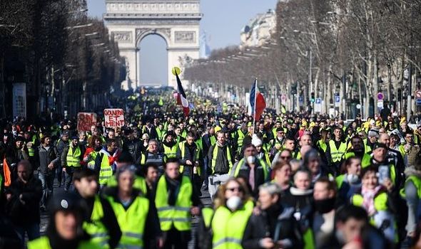 yellow-vests-1088240 yellow-vests-1088240